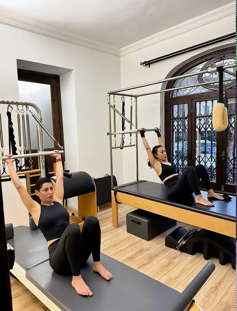 Cadillac ve reformer üzerinde iki kişilik Pilates dersi