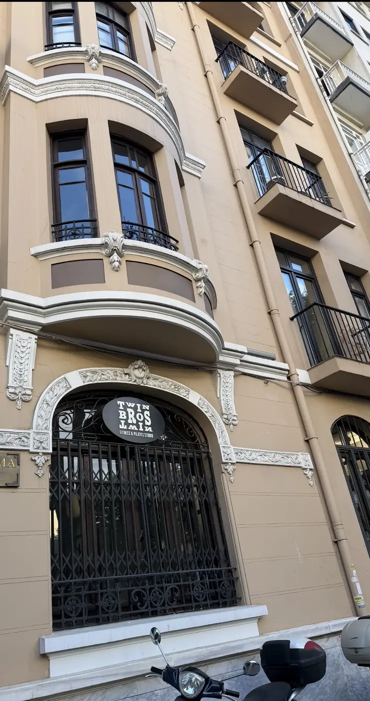 Twin Bros Studio giriş kapısı ve tarihi bina cephesi